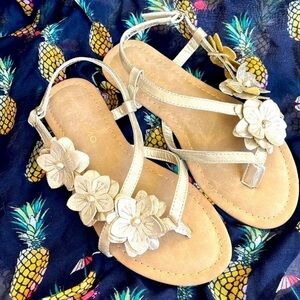 Brand New Andiamo Girls 3D Flowers Pale Gold Tone Metallic Ankle Strap Sandals